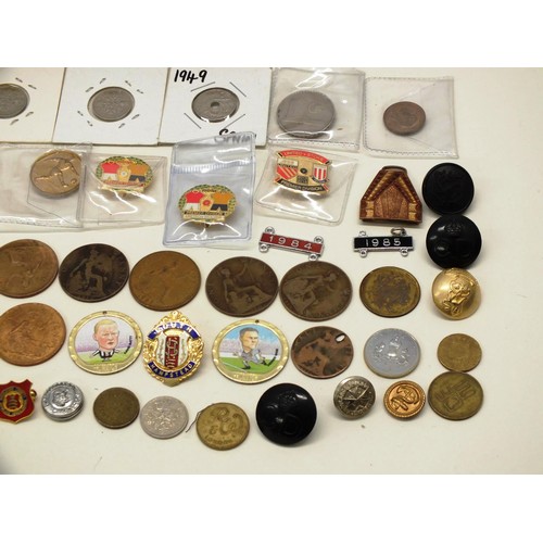 213 - MIXED BOX OF BADGES, COINS
PIT CHECKS AND COLLECTABLES