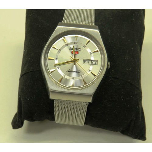 63 - SEIKO HIGH QUALITY AUTOMATIC UNISEX WATCH IN FULL WORKING ORDER - DATE AND DAY SHOWN ON FACE