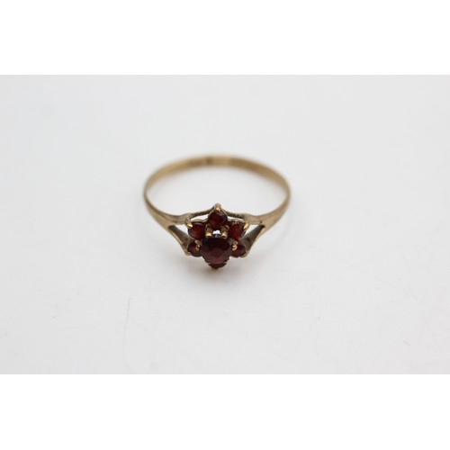 400 - 9ct gold vintage garnet dress ring (0.9g)- size K