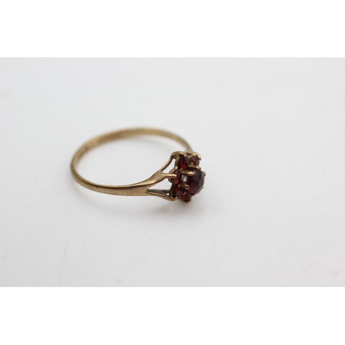 400 - 9ct gold vintage garnet dress ring (0.9g)- size K