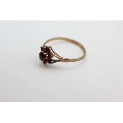 400 - 9ct gold vintage garnet dress ring (0.9g)- size K