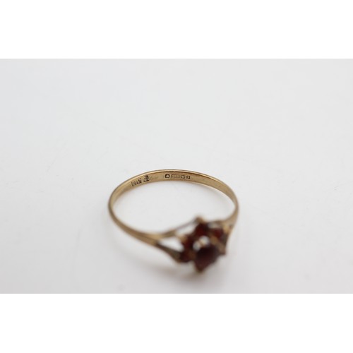 400 - 9ct gold vintage garnet dress ring (0.9g)- size K