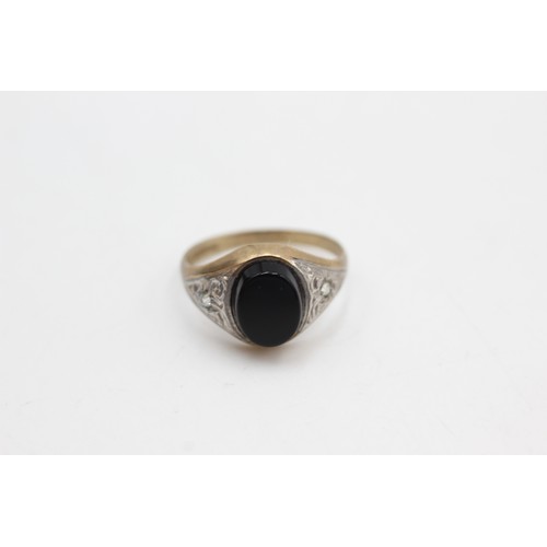 412 - 9ct gold onyx & clear gemstone signet ring (2.3g)Size-O