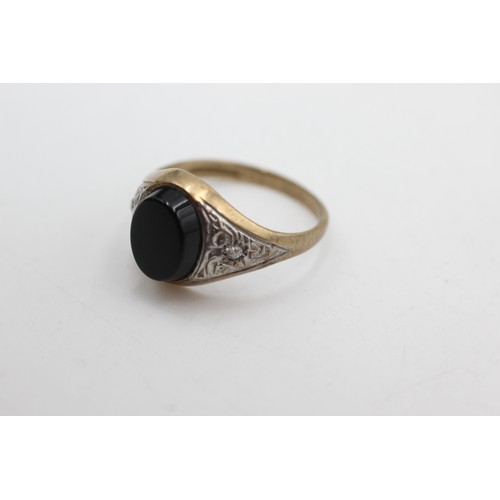 412 - 9ct gold onyx & clear gemstone signet ring (2.3g)Size-O