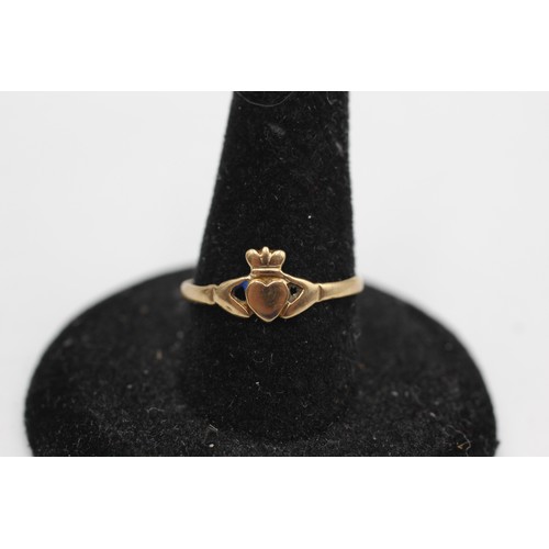 414 - 9ct gold claddagh ring (0.7g)Size-M