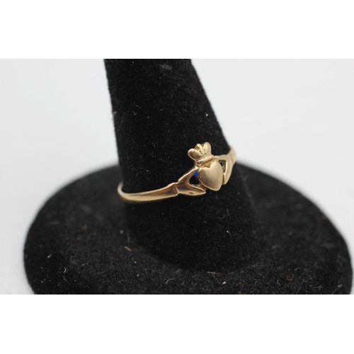 414 - 9ct gold claddagh ring (0.7g)Size-M