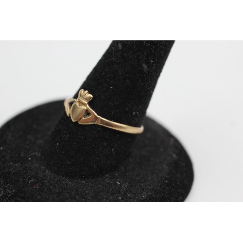 414 - 9ct gold claddagh ring (0.7g)Size-M