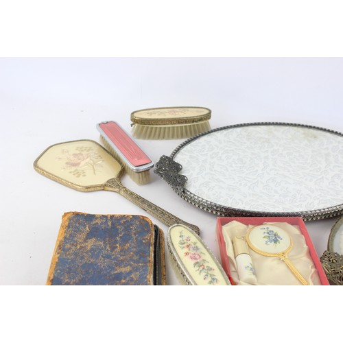 445 - 25 x Assorted Vintage LADIES VANITY Includes Mirrors, Trays, Brushes, Atomiser, Etc