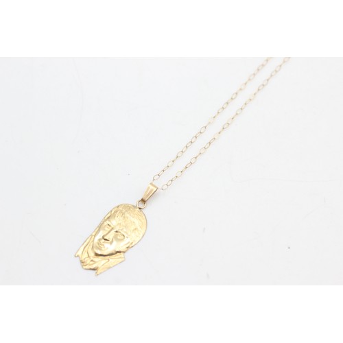 466 - 9ct gold vintage elvis pendant on chain (0.8g)