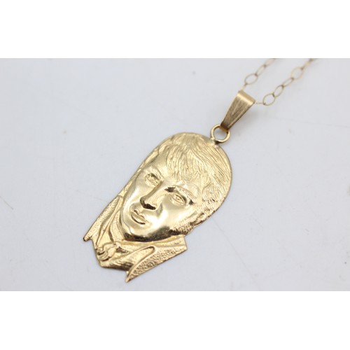 466 - 9ct gold vintage elvis pendant on chain (0.8g)