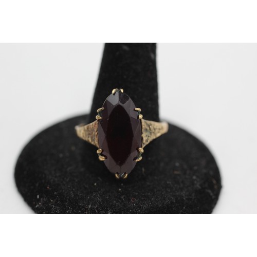 504 - 9ct gold vintage garnet solitaire ring (3.9g)Size-R