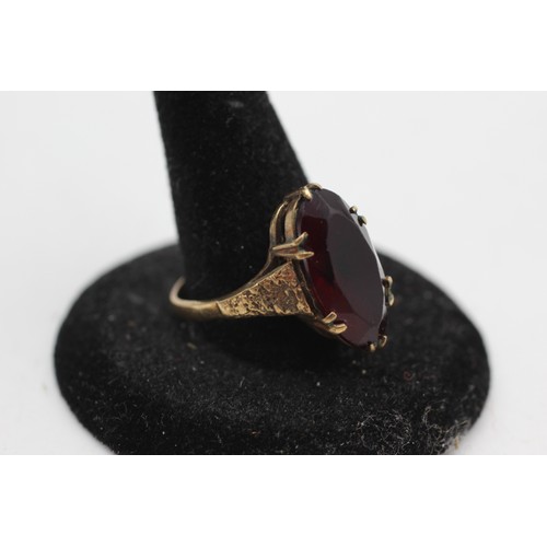 504 - 9ct gold vintage garnet solitaire ring (3.9g)Size-R