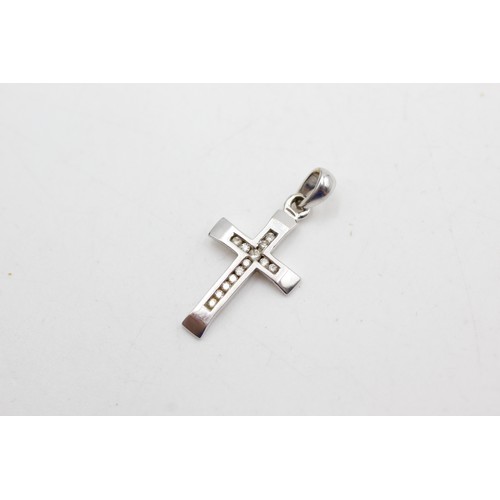 526 - 9ct white gold vintage diamond cross pendant (1.1g)