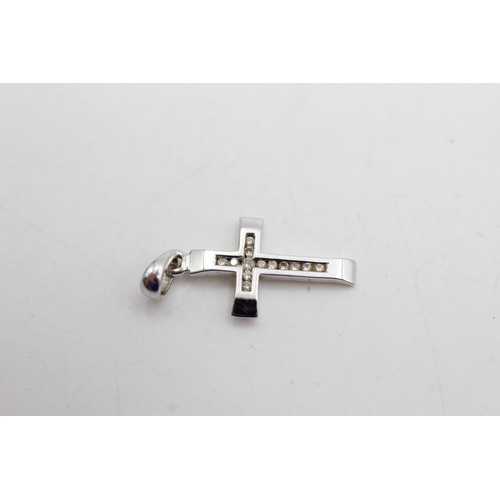 526 - 9ct white gold vintage diamond cross pendant (1.1g)