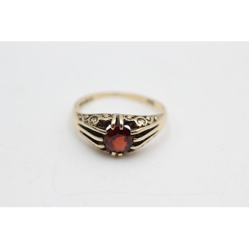 540 - 9ct gold vintage garnet dress ring (2.8g)Size-N