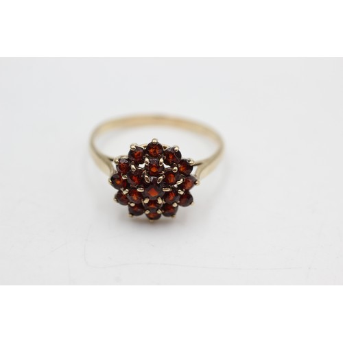 544 - 9ct gold vintage garnet cluster dress ring (2.5g)Size-S