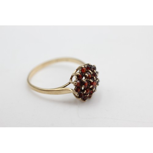 544 - 9ct gold vintage garnet cluster dress ring (2.5g)Size-S