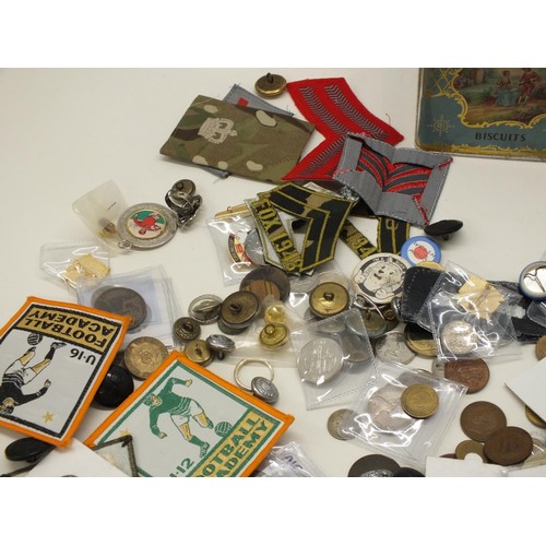 70 - OLD TIN FULL VARIOUS BADGES AND COINS ETC