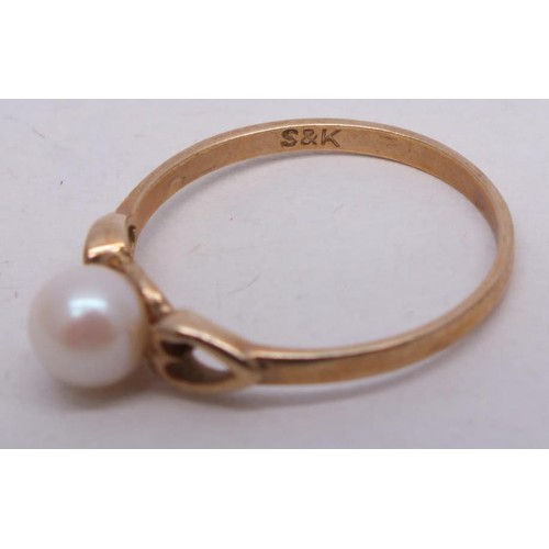 260 - 9CT GOLD AND PEARL SOLITAIRE RING SIZE O, 1.5g