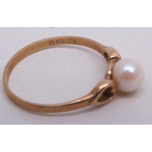 260 - 9CT GOLD AND PEARL SOLITAIRE RING SIZE O, 1.5g