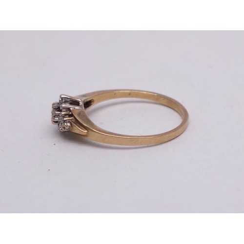 262 - 9ct GOLD CZ CLUSTER RING SIZE K, 1.7g