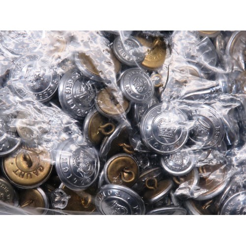 77 - 2KG APPROXIMATELY OF BUTTONS POLICE, FIRE, MILITARY AND COLLAR BADGES ETC