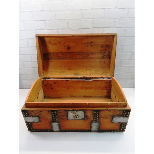 112 - VINTAGE CAMPHOR WOOD AND METAL STUDDED STORAGE CHEST LENGTH 24