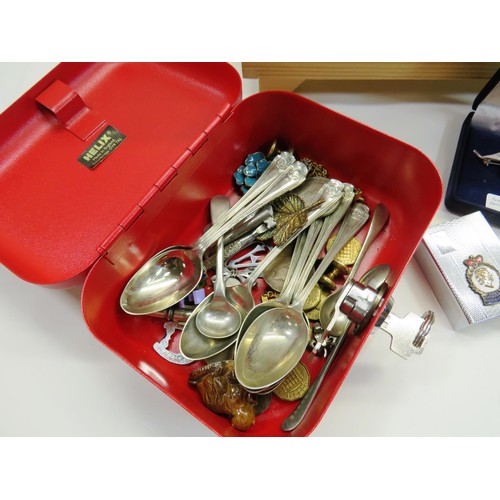 115 - JOBLOT OF VINTAGE COLLECTABLES INCLUDES COINS, JEWELLERY, MEDAL, BADGES ETC - IN WOODEN STORAGE BOX