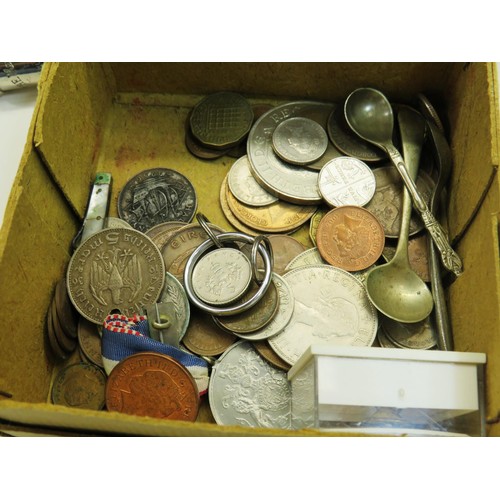 115 - JOBLOT OF VINTAGE COLLECTABLES INCLUDES COINS, JEWELLERY, MEDAL, BADGES ETC - IN WOODEN STORAGE BOX