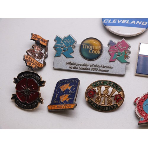39 - 33 x VARIOUS PIN BADGES INCLUDING BUTLINS, WOMENS INSTITUTE, FOOTBALL ETC