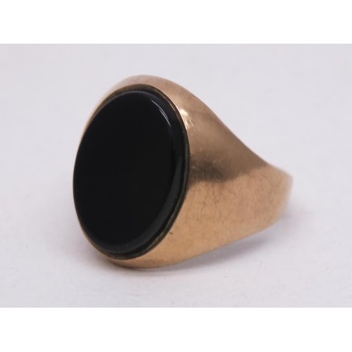 220 - 9CT GOLD SIGNET RING WITH BLACK ONYX SIZE N- 4.9G