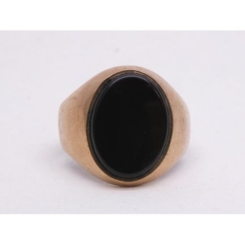 220 - 9CT GOLD SIGNET RING WITH BLACK ONYX SIZE N- 4.9G