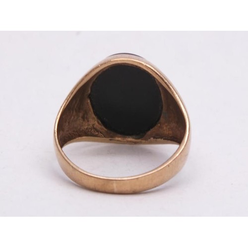 220 - 9CT GOLD SIGNET RING WITH BLACK ONYX SIZE N- 4.9G