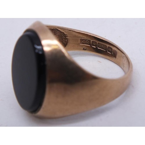 220 - 9CT GOLD SIGNET RING WITH BLACK ONYX SIZE N- 4.9G