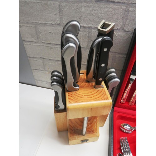 157 - TWO WOODEN BLOCK KITCHEN KNIFE SETS AND VINERS CUTLERY SET