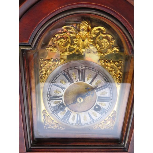159 - ANTIQUE WOOD CASED MANTLE CLOCK WITH GOLD GILT CHERUB DETAIL, COMPLETE WITH KEY