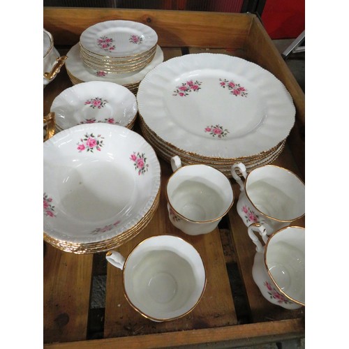 198 - FINE BONE CHINA DINNER SERVICE WITH ROSES PATTERN AND GILT