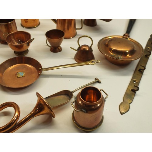 228 - JOBLOT OF MINIATURE COPPER COLLECTABLES INCLUDES KETTLES, CHURNS, TEAPOTS, PANS ETC