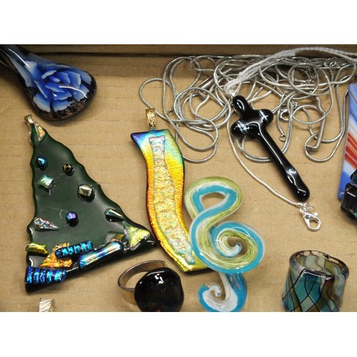 235 - JOB LOT OF HAND CRAFTED DICHROIC GLASS AND ART GLASS JEWELLERY, PENDANTS AND RINGS