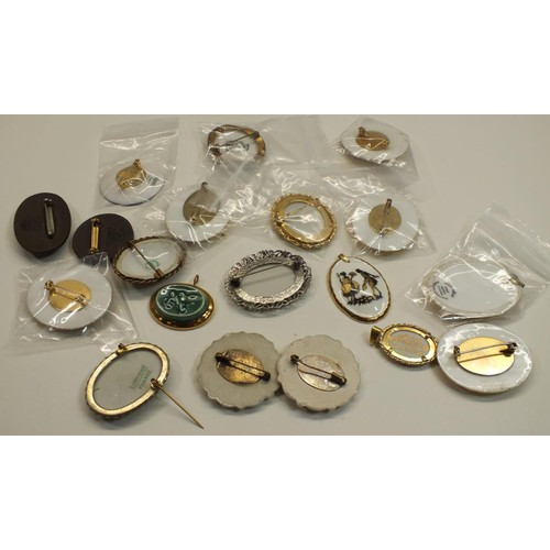 237 - 18 x VINTAGE BONE CHINA AND PORCELAIN BROOCHES INCLUDING LIMOGES, ROYAL WORCESTER AND AYNSLEY