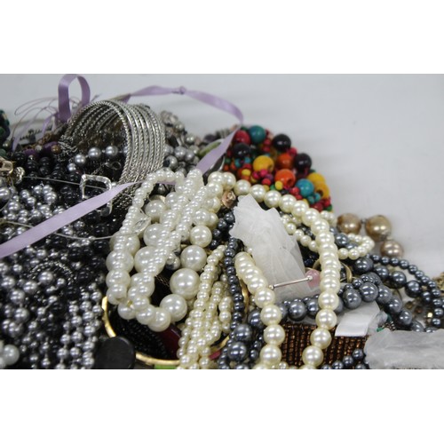 425 - 10kg UNSORTED COSTUME JEWELLERY inc. Bangles, Necklaces, Rings, Earrings