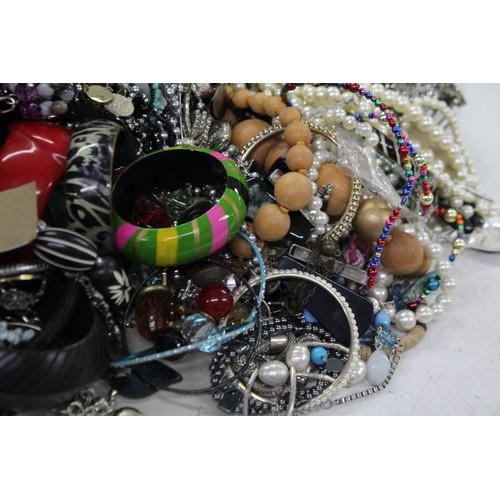 493 - 10kg UNSORTED COSTUME JEWELLERY inc. Bangles, Necklaces, Rings, Earrings