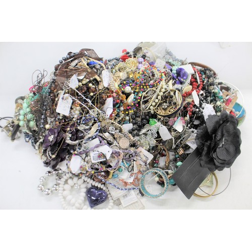 521 - 10kg UNSORTED COSTUME JEWELLERY inc. Bangles, Necklaces, Rings, Earrings