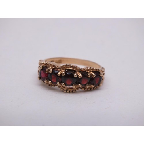 303 - 9ct GOLD GARNET RING SIZE O, 2.9g