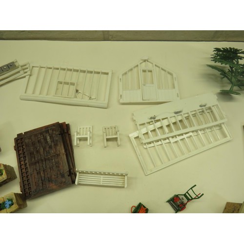 31 - PLASTIX BOX BRITAINS MY GARDEN