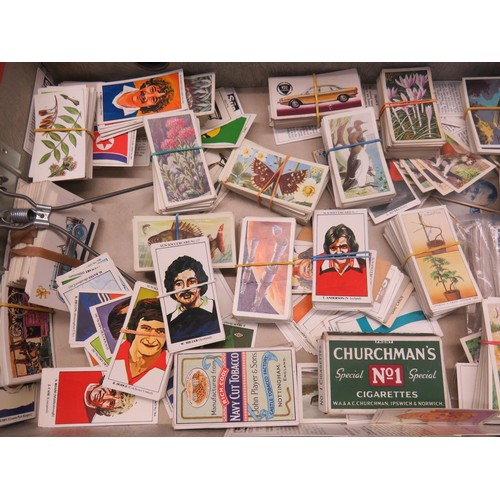 45 - VINTAGE SUITCASE AND JOBLOT OF ASSORTED CIGARETTE CARDS