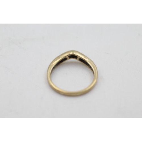 478 - 9ct Gold Vintage Diamond Set Shaped Band Ring (1.6g)