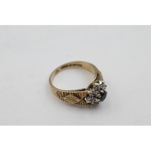 502 - 9ct Gold Vintage Diamond & Sapphire Cluster Ring (3.2g)