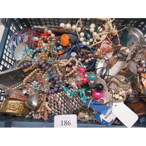 186 - TRAY OF UNSORTED JEWELLERY