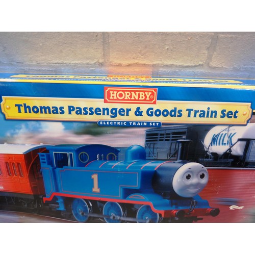 51 - THOMAS THE TABK ENGINE HORNBY TRAIN SET